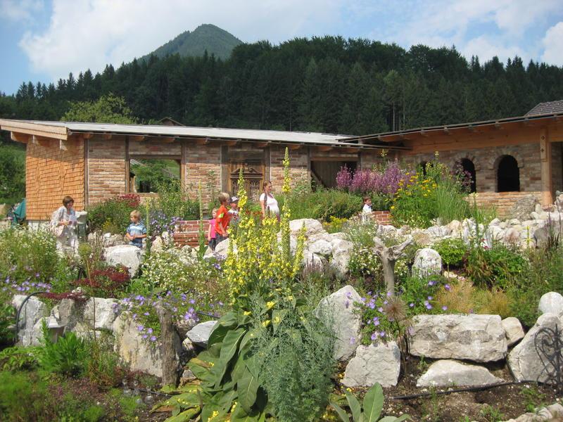 Führung durch den Kräutergarten am Erlebnisbauernhof in Faistenau