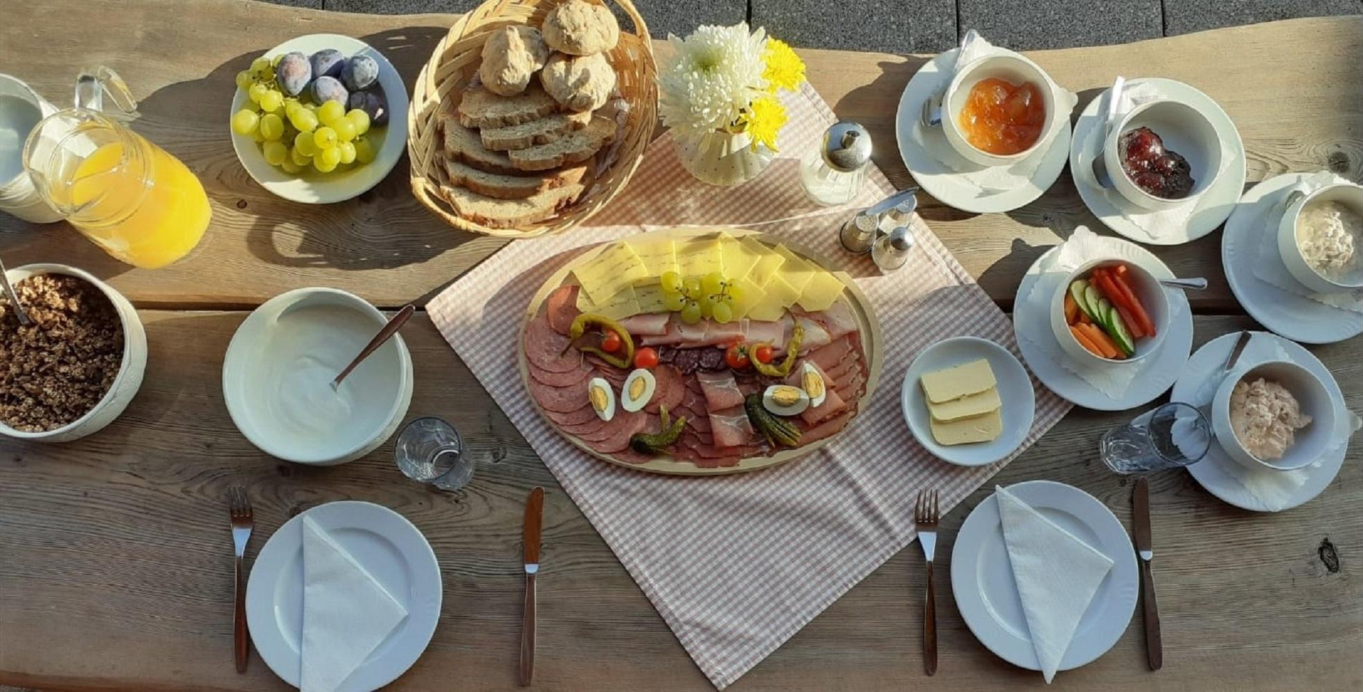 Bauernhoffrühstück auf der Bergdestillerie Hauseben