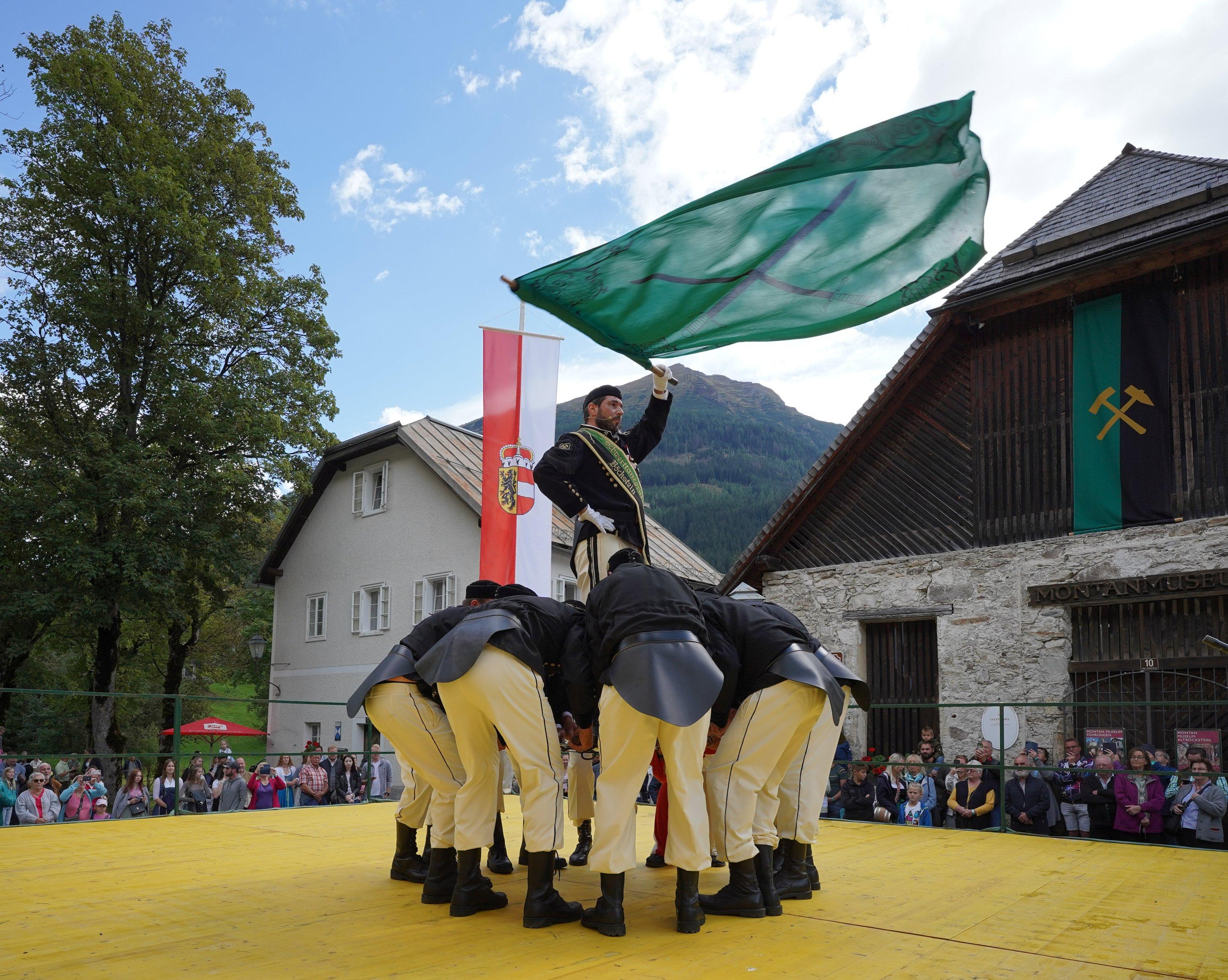 Klangvolles Knappenfest mit historischem Schwerttanz
