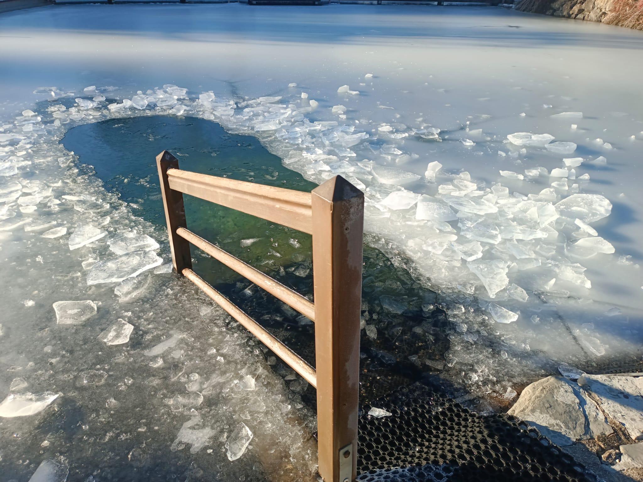 Eisbaden im Naturbad