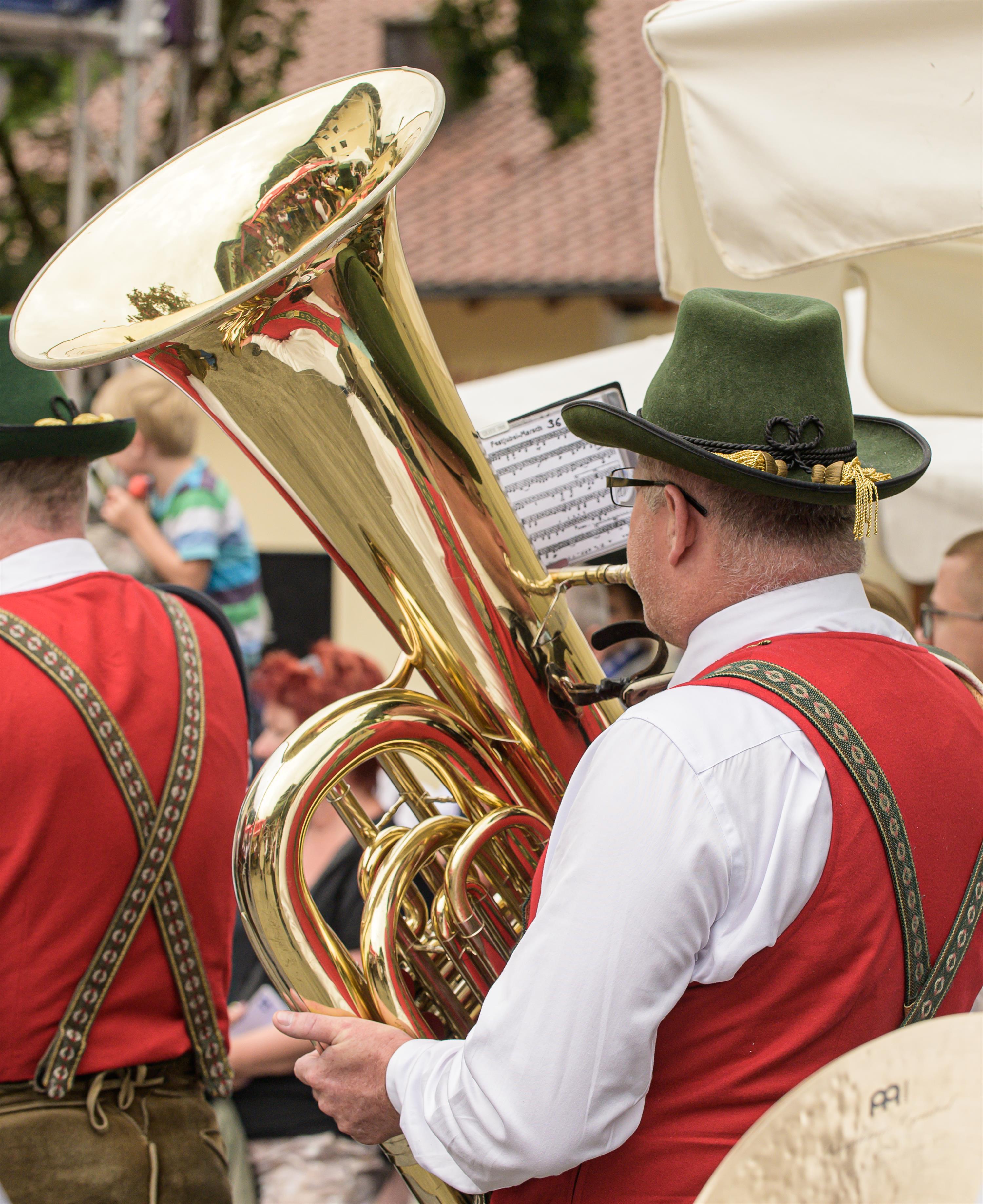 Platzkonzert der TMK Strochner mit Auftritt der Gasteiner Schützenkompanie