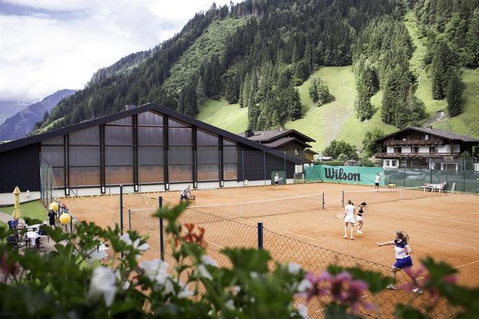 Tennisplatz und Tennishalle im Rauriserhof