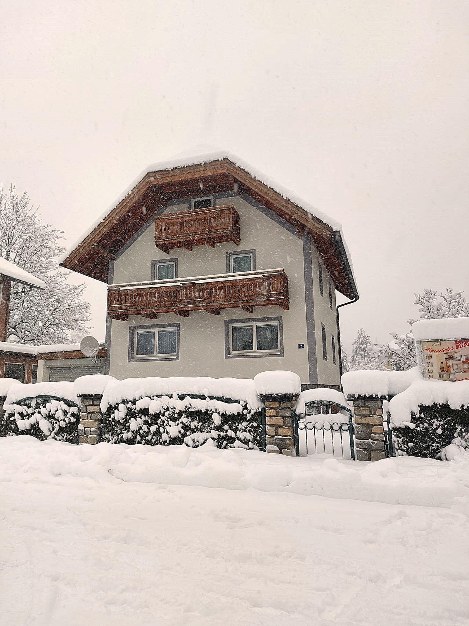 A charming holiday home for up to 12 people in a quiet and central location in Bad Hofgastein in the Salzburg region. Just a few meters from the ski lifts, the Alpentherme Gastein, and the town center.