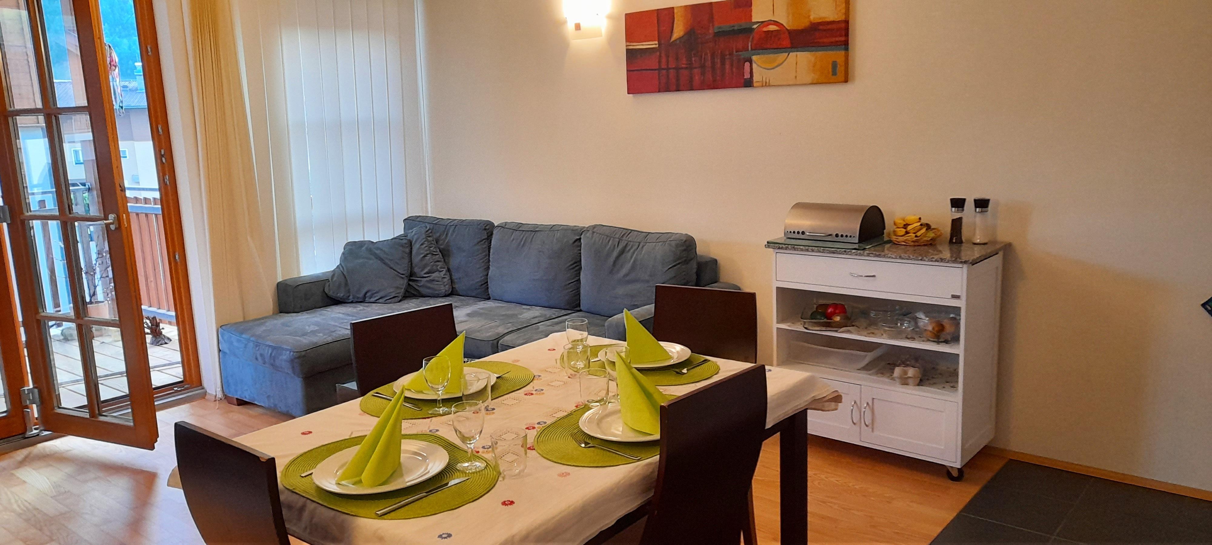 Ess- und Wohnzimmer mit Balkon