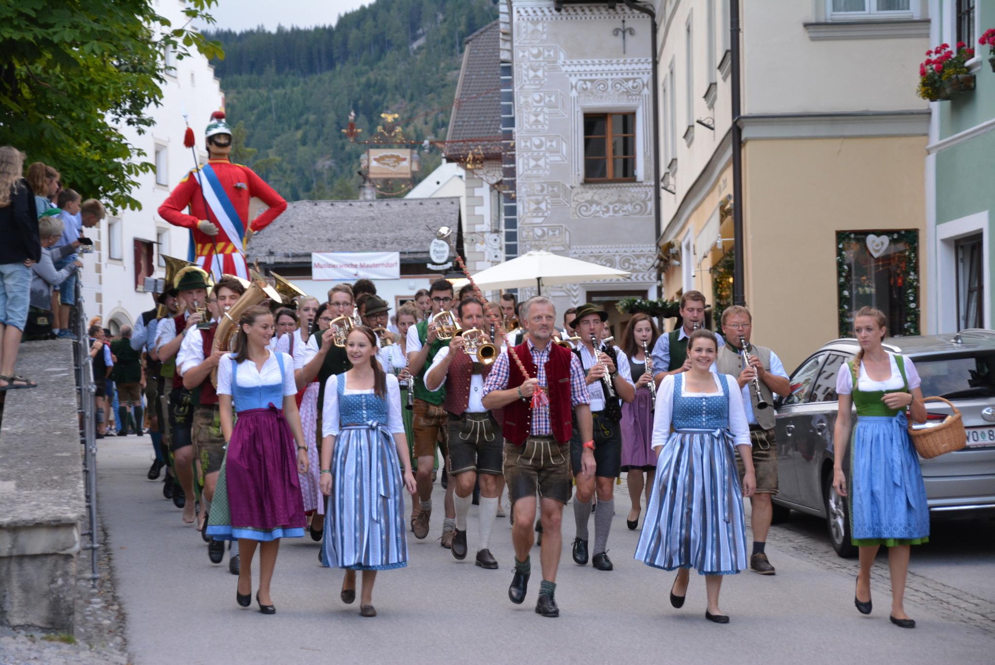 Aufmarsch der Musizierwochenmusi mit Samson anschl. Aufg’spielt bei den Wirt’n