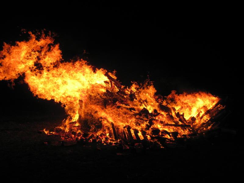 Sonnwendfeuerbrennen in Faistenau