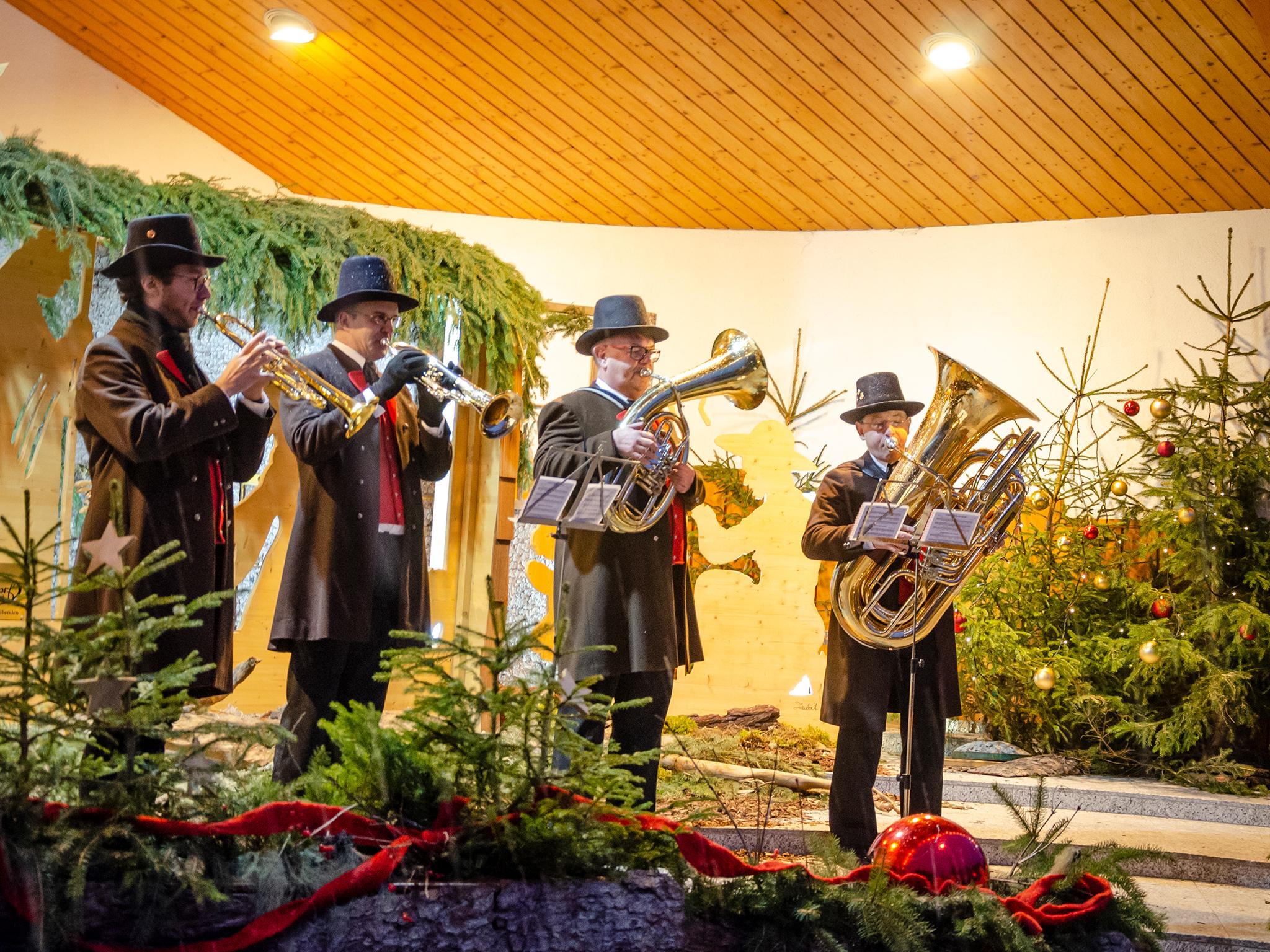 Traditionelles Weihnachtsblasen & Friedenslichtausgabe