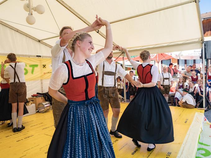 Heimatabend im Voglmaierpark vorm Tourismusbüro