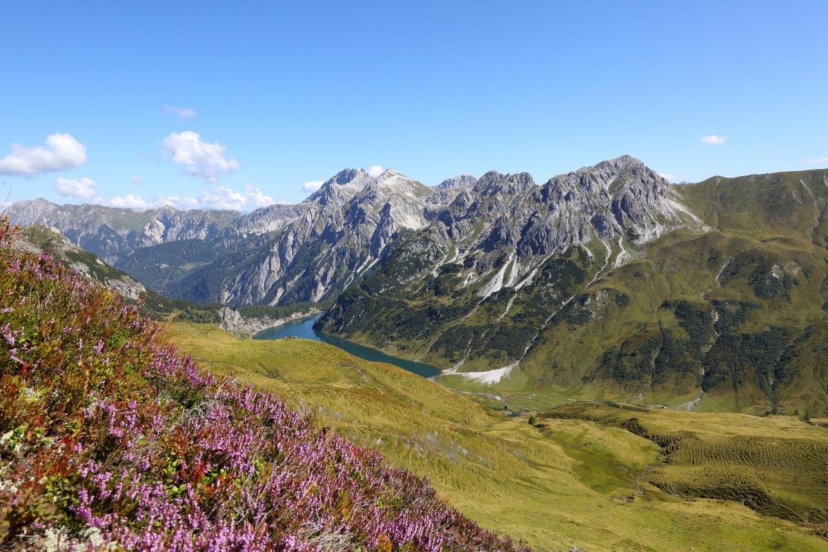 BERG-GESUND Höhenwanderung mit Blick zum Tappenkarsee