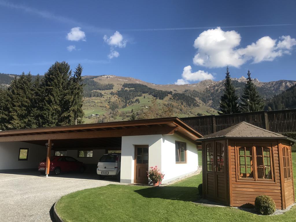 Haus-Brunhilde-Dorfgastein-Parkplatz-mit-Carport