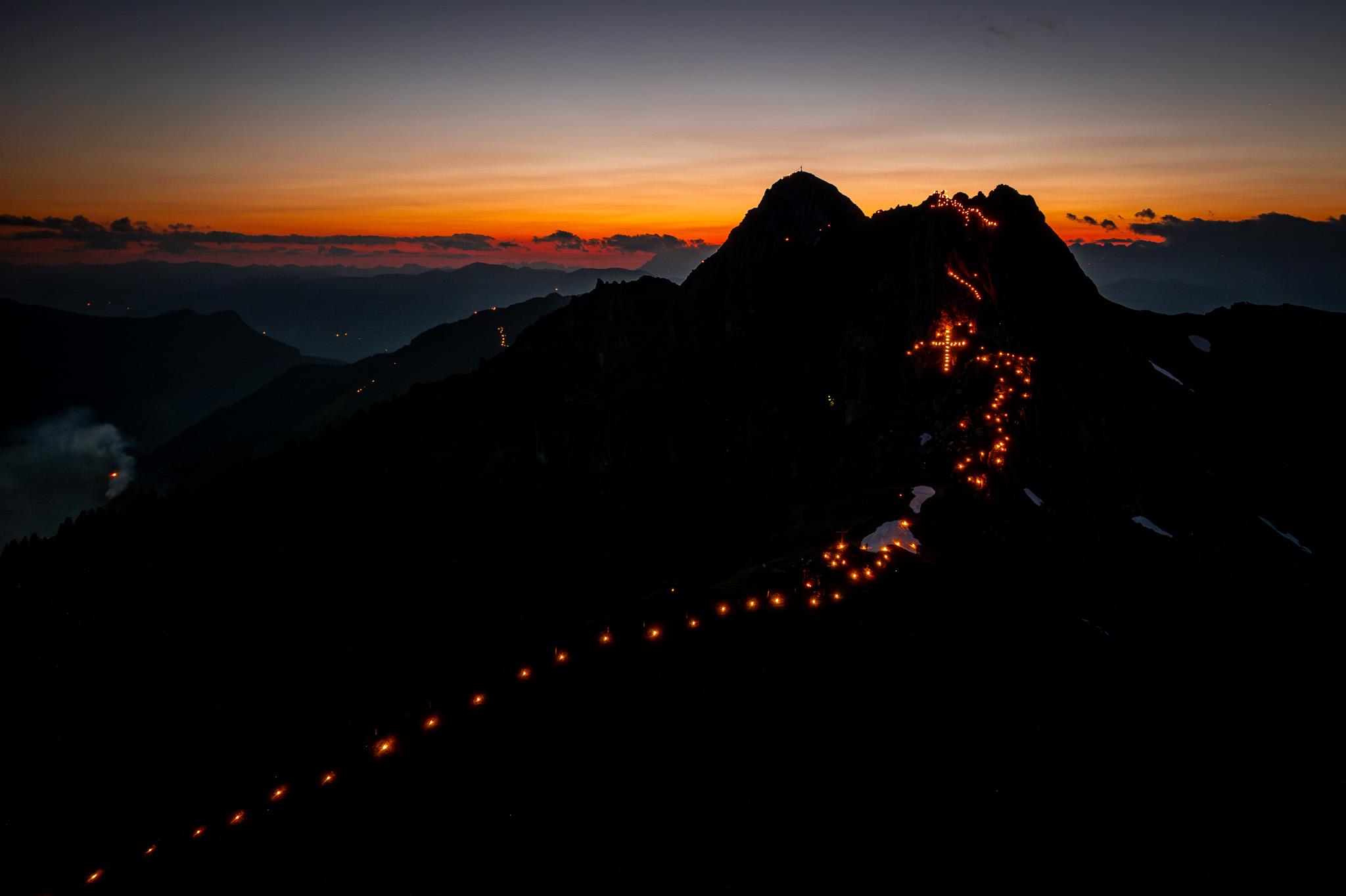 Sonnwendfeuer – Berge in Flammen