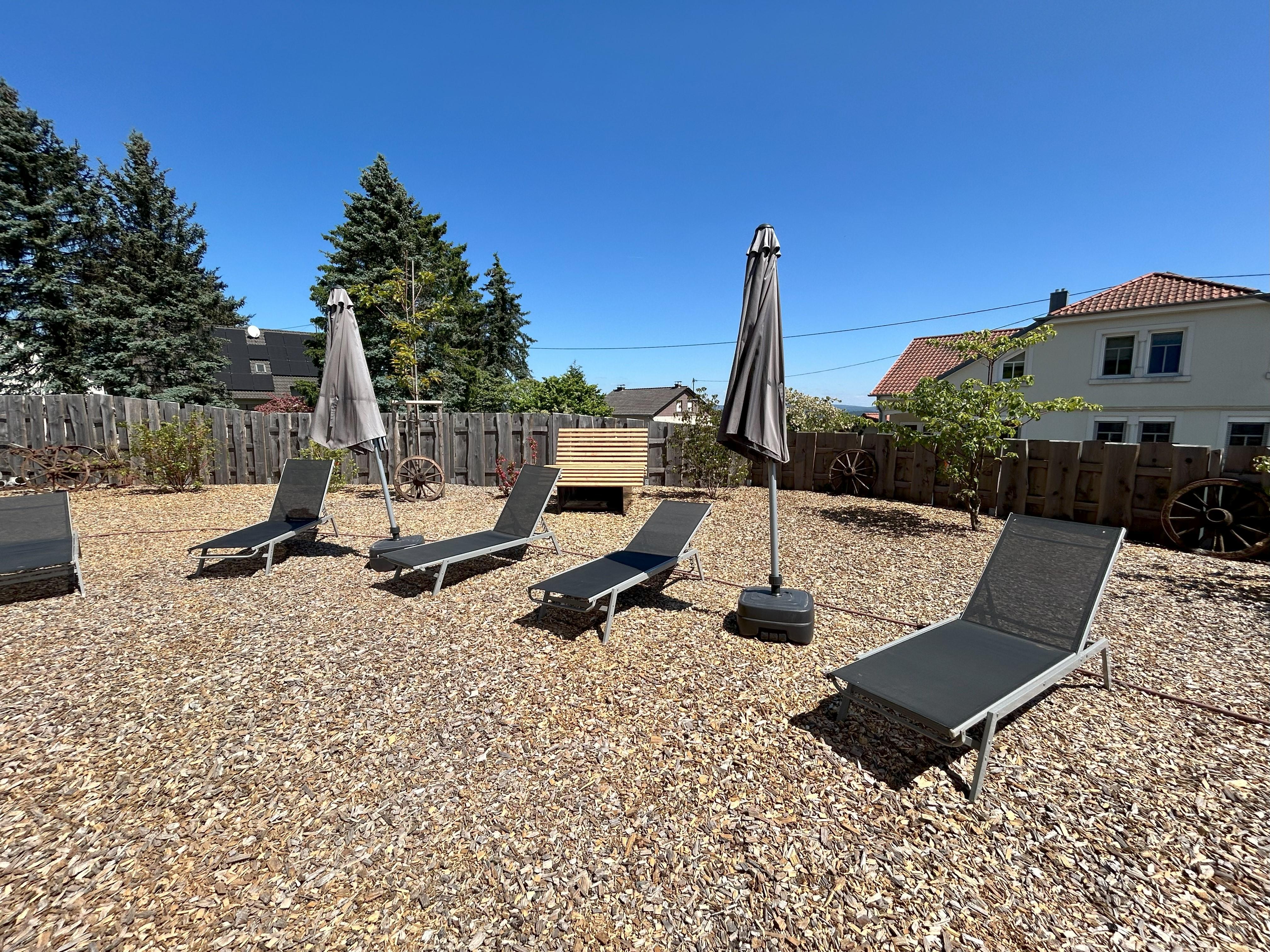 Sonnenliegen vom Poolhaus Garten
