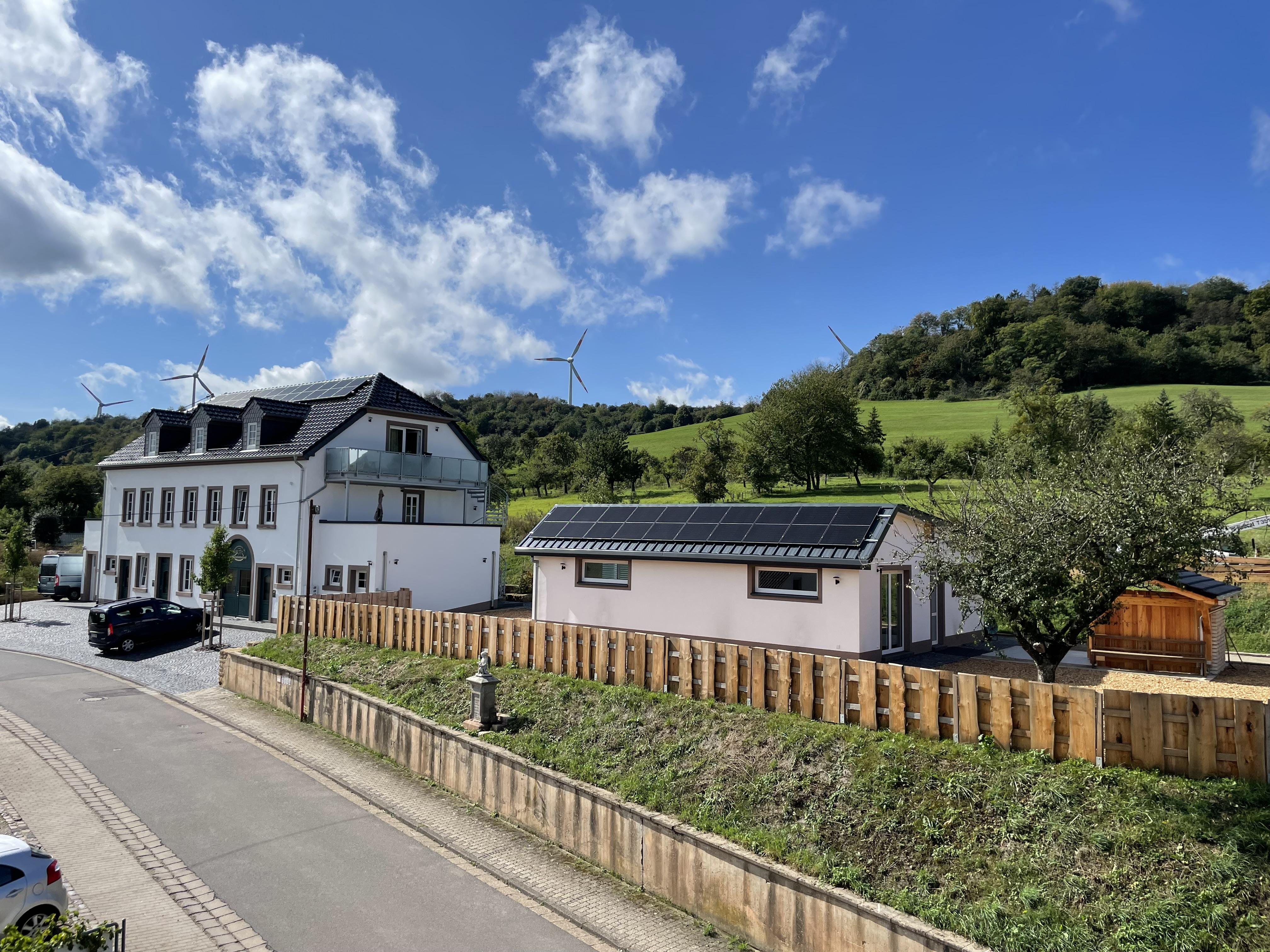Ferienwohnungen und Poolhaus nebendran