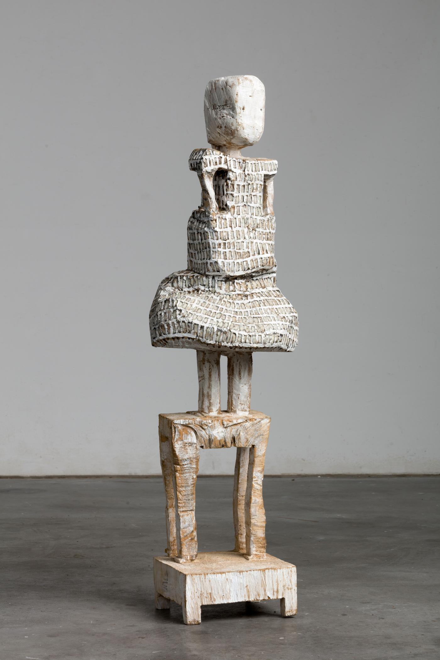 Stehende Figur im Kleid