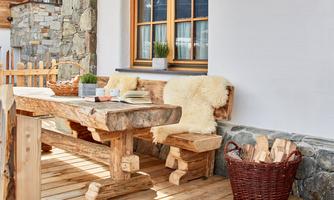 Your feel-good terrace with alpine flair. This lovingly designed terrace invites you to linger: solid reclaimed wood, soft lambskins, and natural materials create a warm, inviting atmosphere – ideal for relaxing hours in the fresh mountain air. Enjoy your breakfast in the morning sun or read a good book with a cup of coffee. The basket of firewood promises cozy evenings in comforting warmth. Authentic. Stylish. Simply a place to feel good.