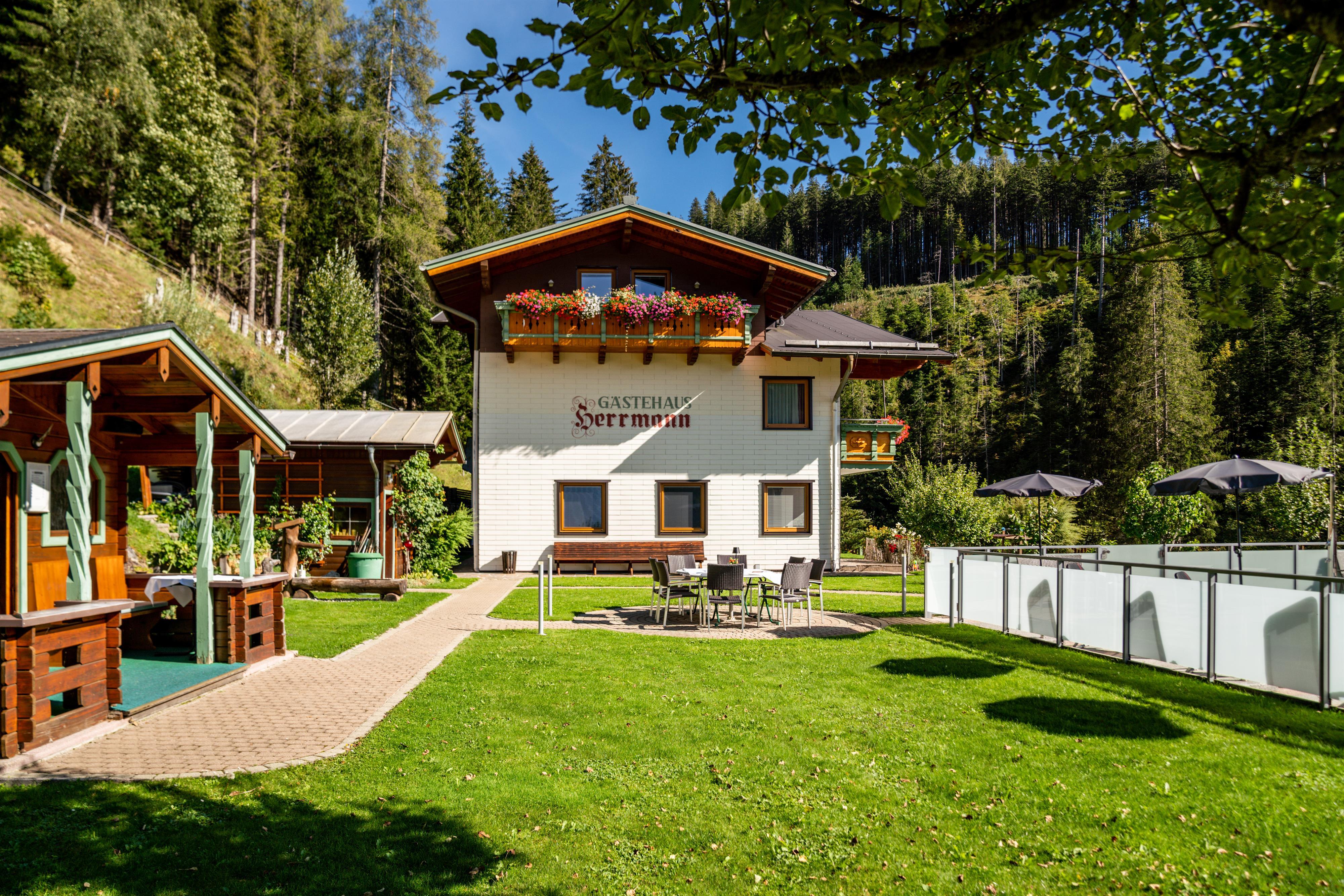 Garten mit Gästehaus
