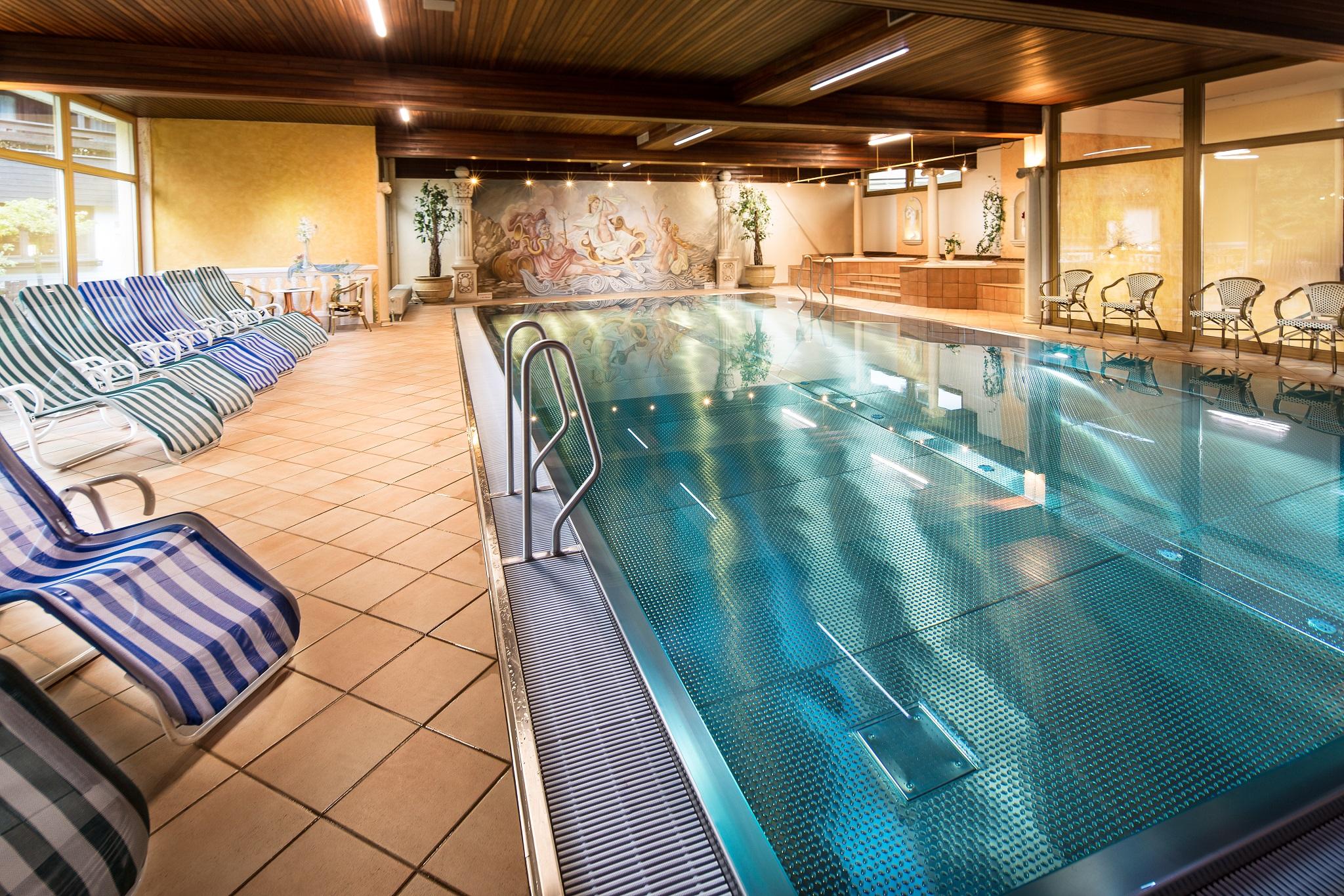 Schwimmbecken