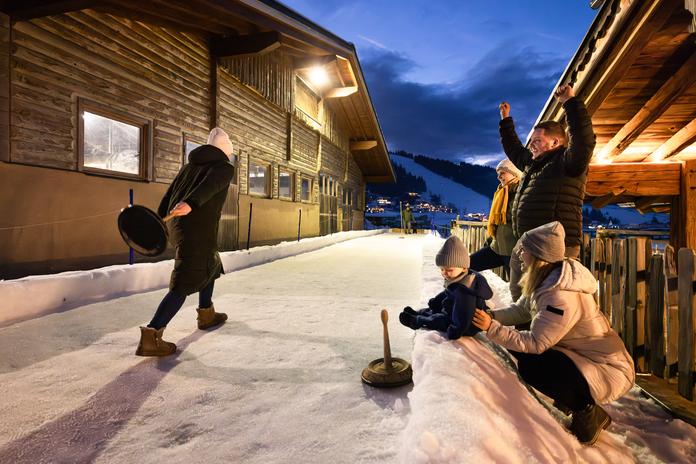 Dorfalm, Beleuchtete Eisstockbahn