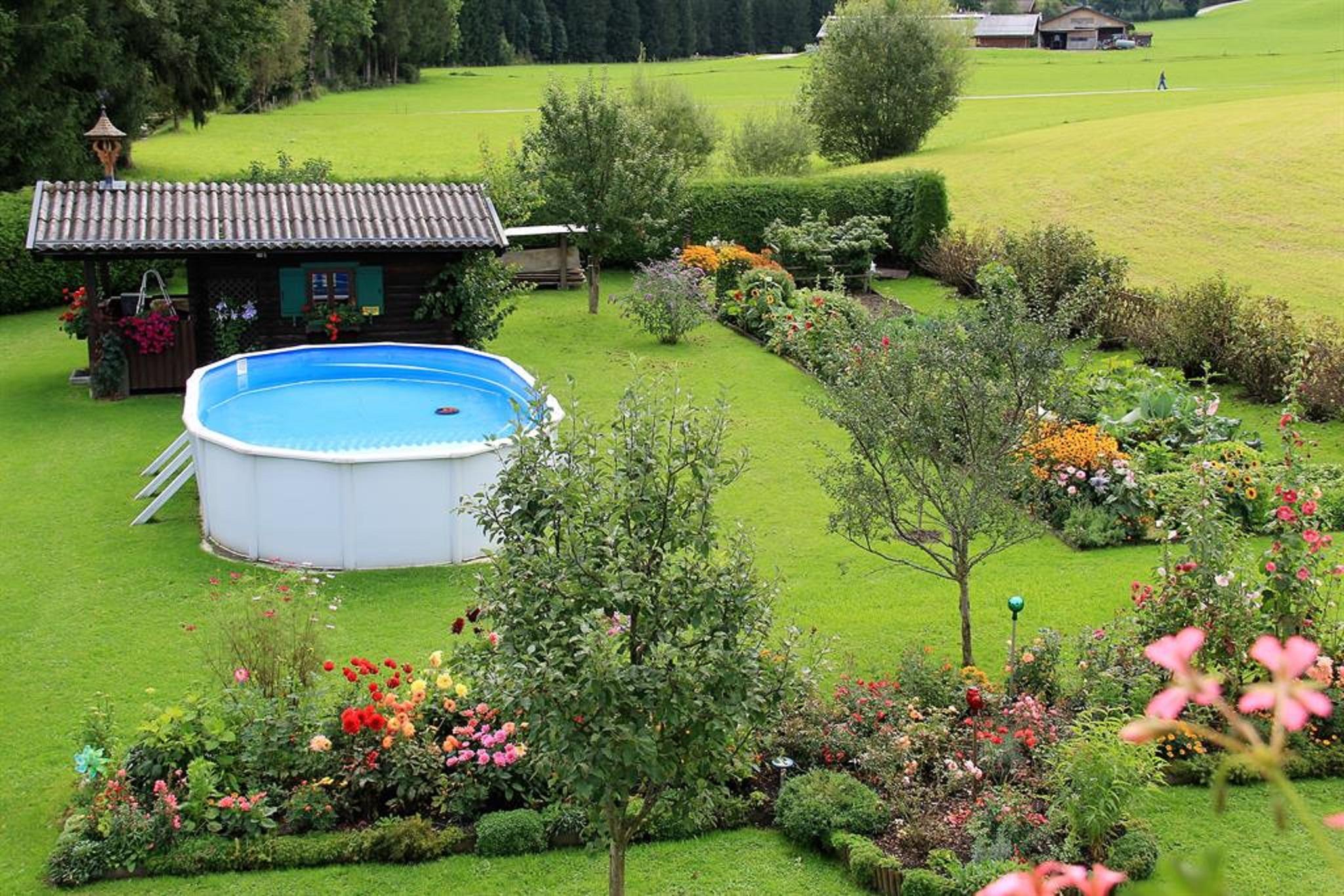 Pool und Sommerhaus