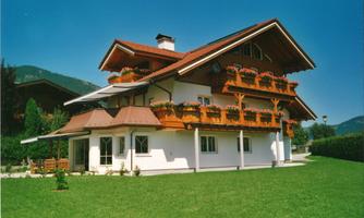 Welcome to the Meneweger House, ideally located to reach winter and summer activities in a short distance. Nestled in a beautiful landscape framed by the mountains.
