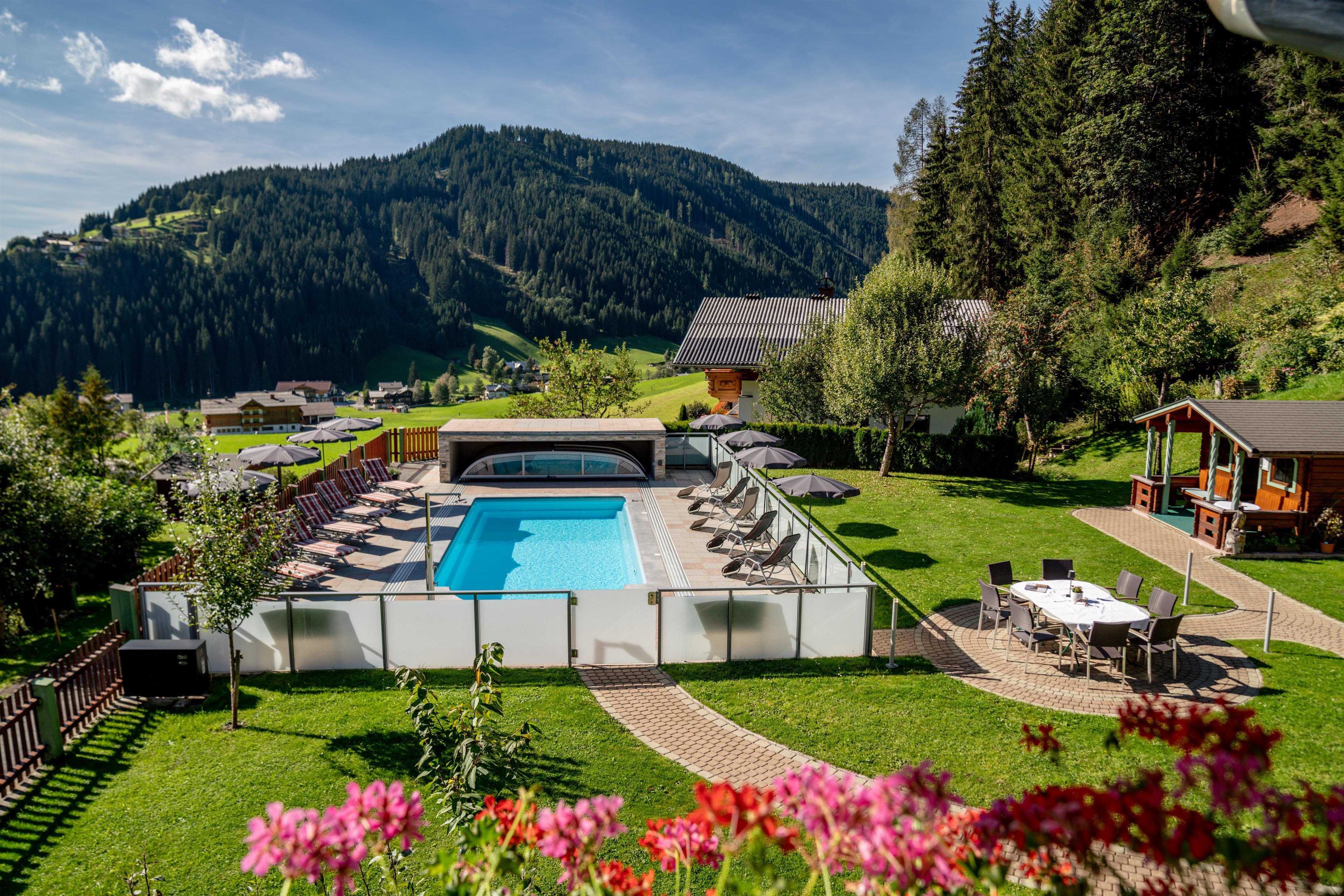 Pool mit Blumen