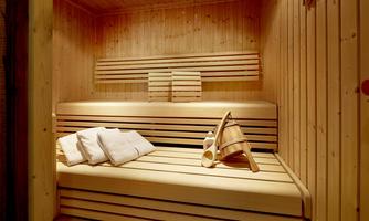 Classic Finnish Sauna – Heat that penetrates deeply. In this spacious sauna made of light, untreated wood, you can expect soothing relaxation in a traditional atmosphere. The ergonomically shaped benches offer space for lying down or sitting, while the ladle with the pouring bucket is ready for a personalized sauna experience. Soft towels and pleasant lighting perfectly complete the feel-good ambiance – for your personal break in a stylish environment.