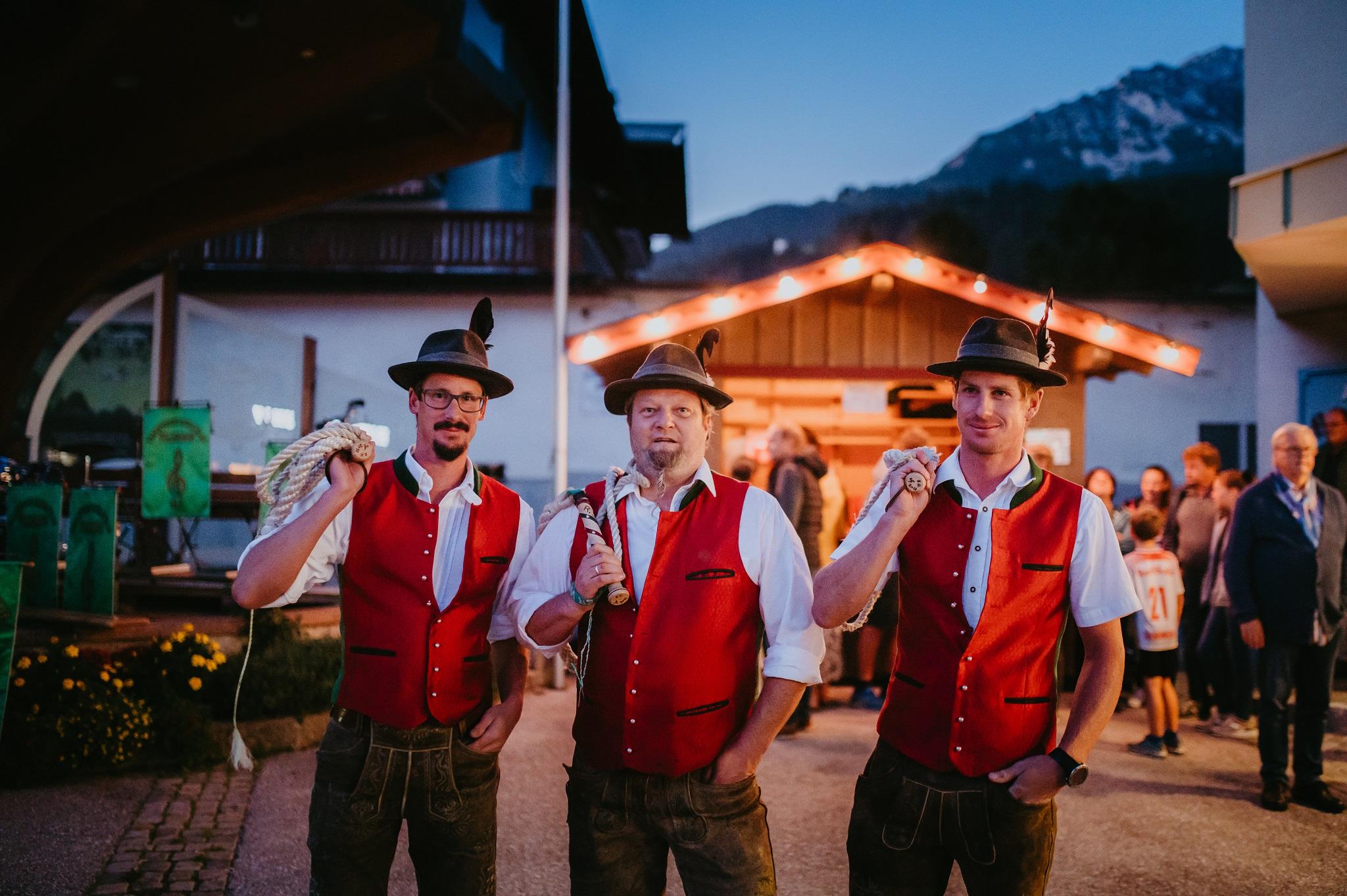 Kleines Fest am Dorfplatz der Schnalzerguppe