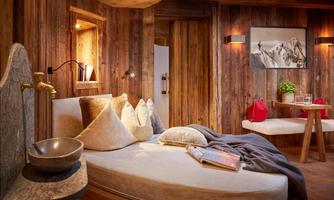 Alpine feel-good atmosphere – Relaxing in a stylish setting. Lean back and enjoy pure relaxation on the spacious wellness lounger – surrounded by fragrant reclaimed wood, soft pillows, and warm light. Whether with a good book, a glass of fresh spring water, or simply in quiet solitude: This lovingly designed retreat invites you to linger and recharge. Authentic mountain feeling meets the highest comfort – ideal after an active day in nature.