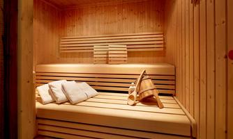 Classic Finnish Sauna – Heat that works deeply. In this spacious sauna made of light, untreated wood, soothing relaxation awaits you in a traditional atmosphere. The ergonomically shaped benches provide space for lying down or sitting, while the ladle and bucket stand ready for a personalized sauna experience. Soft towels and pleasant lighting perfectly complete the feel-good ambiance – for your personal break in a stylish setting.