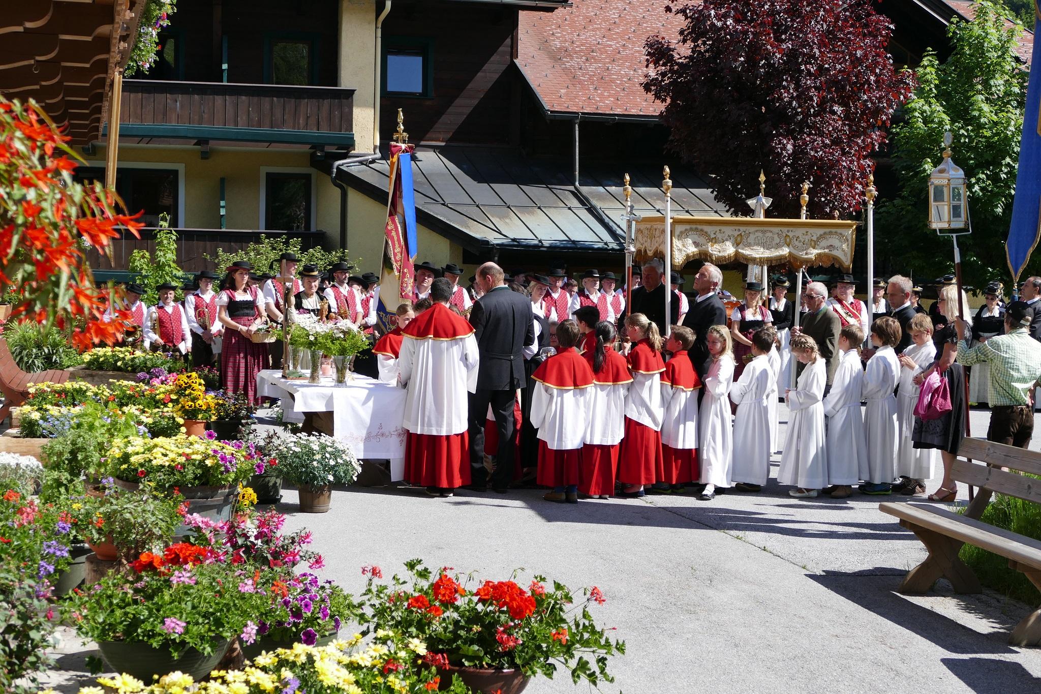 Gottesdienst mit anschließender Fronleichnamsprozession