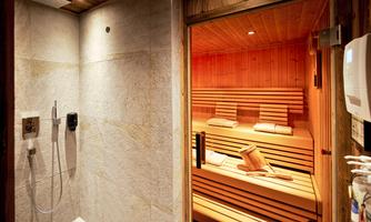 Your private wellness area – Sauna & Kneipp shower. Immerse yourself in soothing warmth and alpine coziness: Our lovingly designed sauna in traditional wood design invites you to relax and rejuvenate. Following that, the adjoining Kneipp and rain shower with natural stone walls provides the perfect refreshment. The contrast of hot and cold strengthens body and mind – for true deep relaxation in an exclusive ambiance.
