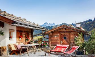 Sunny terrace with barbecue area, campfire site, panoramic view & Sonos music system. This idyllic terrace combines alpine flair with modern comfort: a cozy seating area, rustic sun loungers, and a barbecue area invite you to linger. The atmospheric campfire site provides cozy warmth and real cabin fun on cooler evenings. The integrated Sonos music system ensures the right musical atmosphere, easily controlled via app. Surrounded by traditional wooden architecture and with a magnificent view of the surrounding mountains, this outdoor area is a real highlight for relaxing hours – from breakfast to sunset.