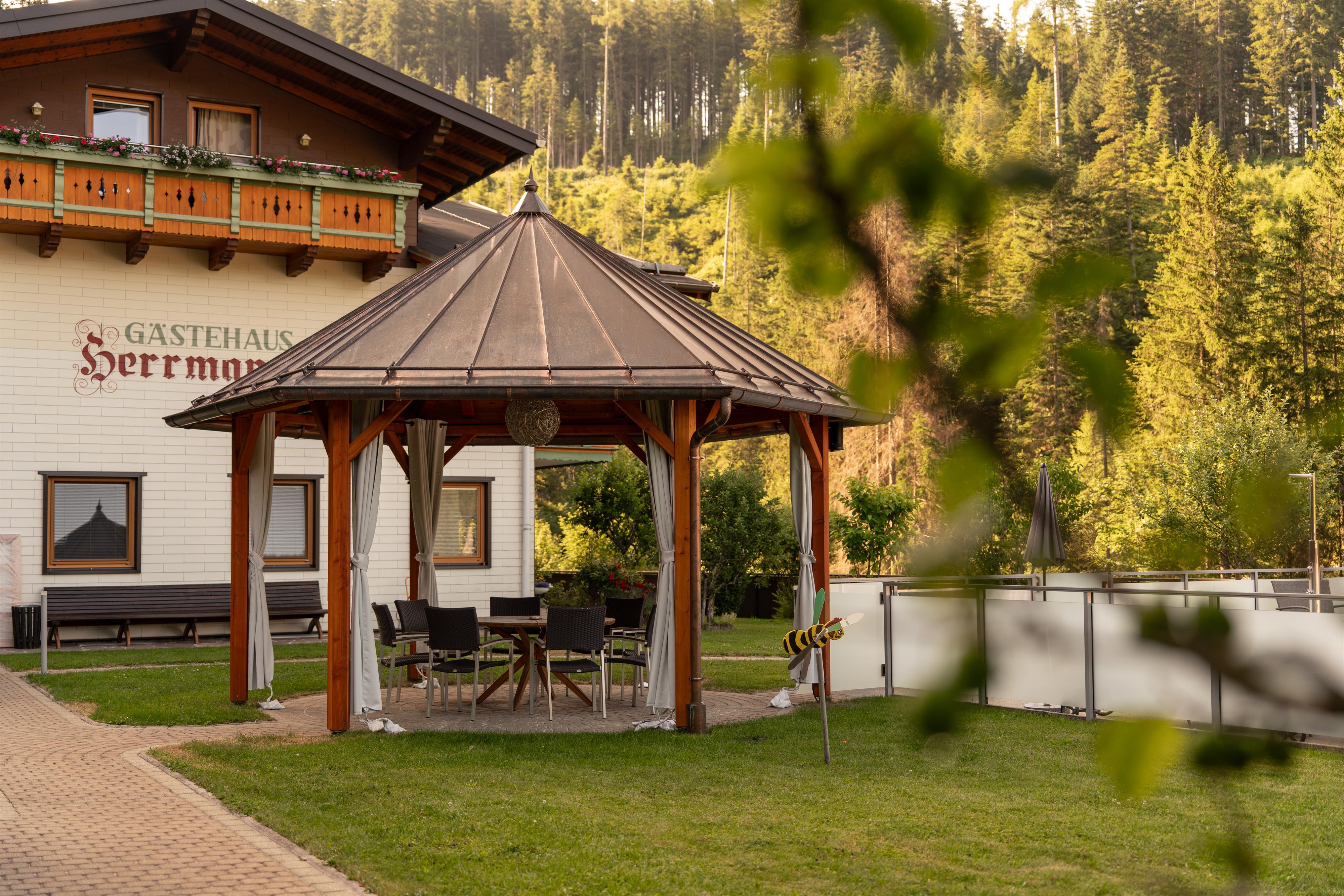 Pavillion Sommer 25