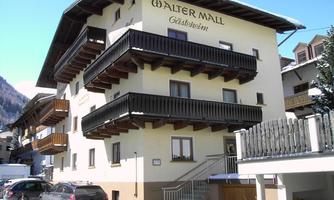 A guesthouse with several balconies and a friendly facade. It is located in a mountainous area and offers access to parking spaces.