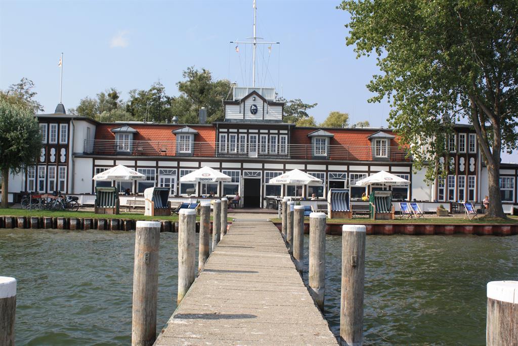 Blick auf Bootshaus/Gästehaus