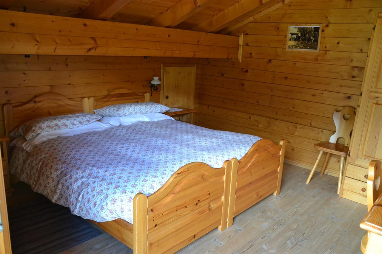 Double room, shower and bath, toilet, facing the mountains