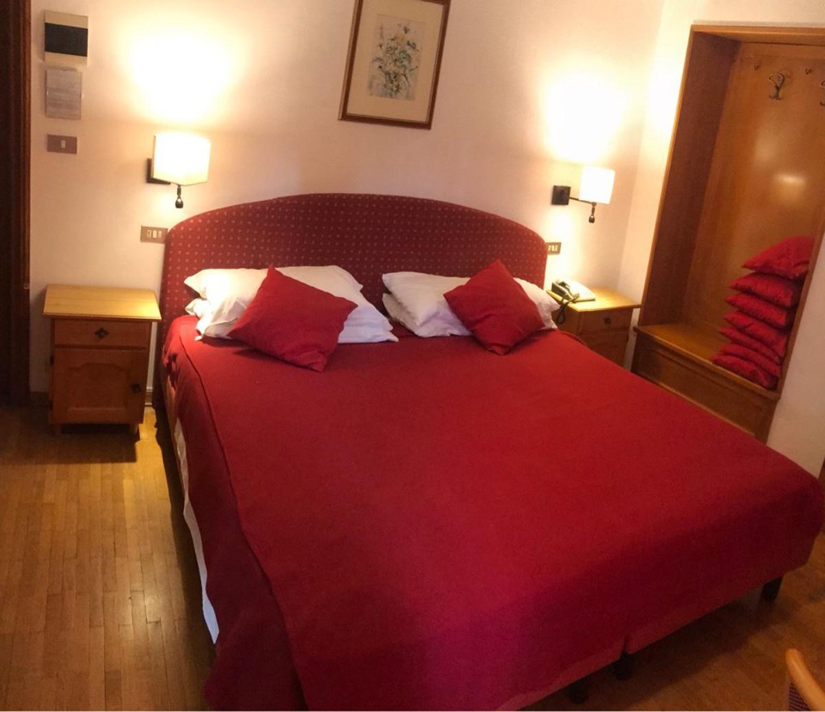 Double room, bath, toilet, facing the mountains