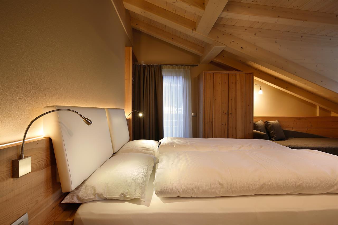 Junior suite, shower, toilet, facing the mountains