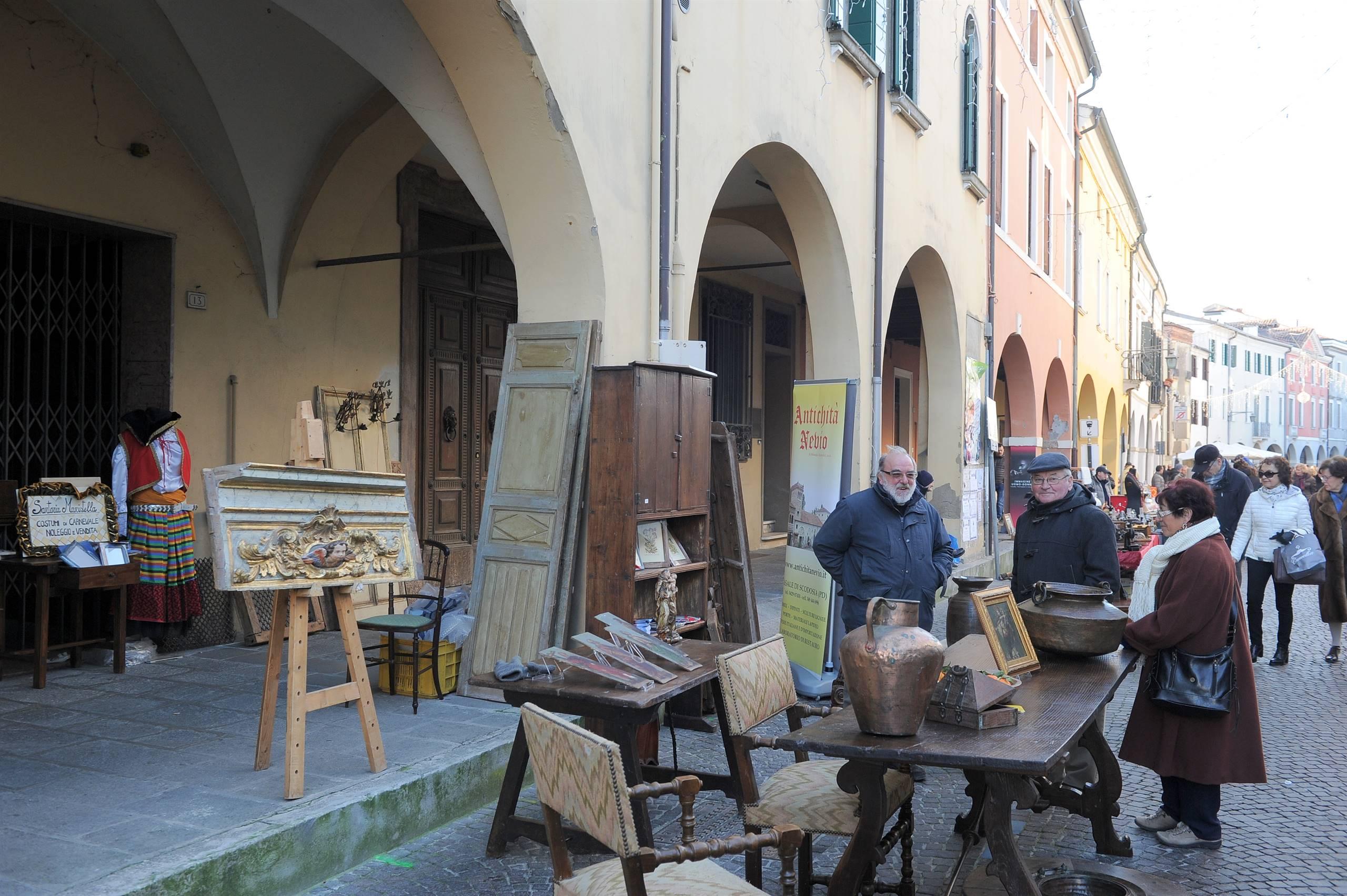 Mercatino di Antiquariato e collezionismo 