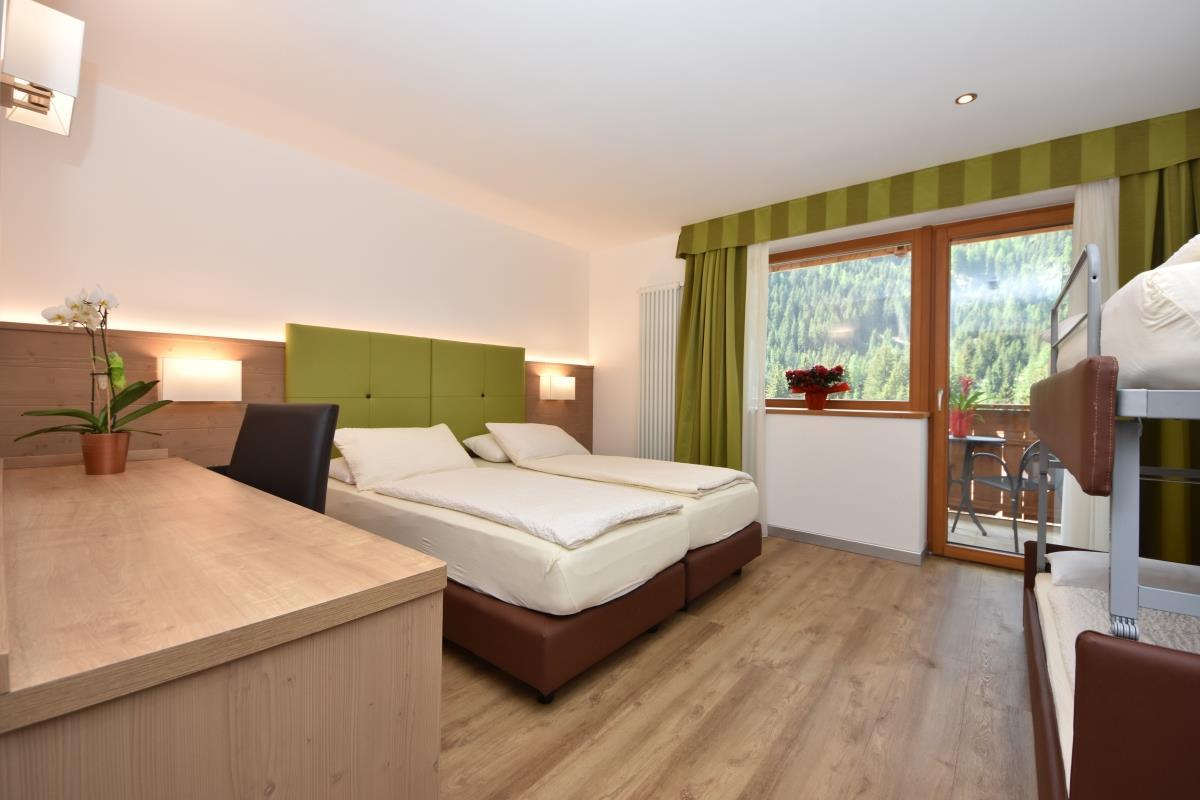 4-bed room