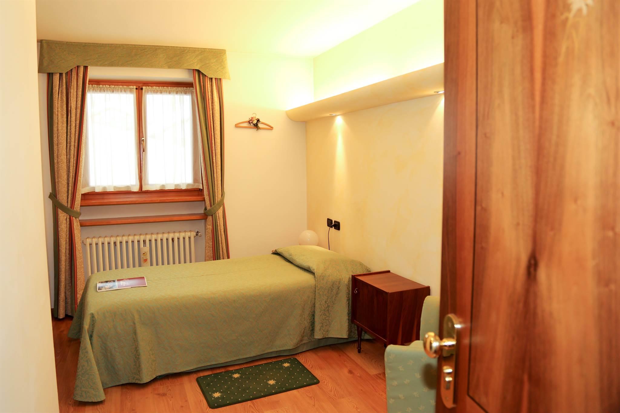 Single room, shower, toilet, standard