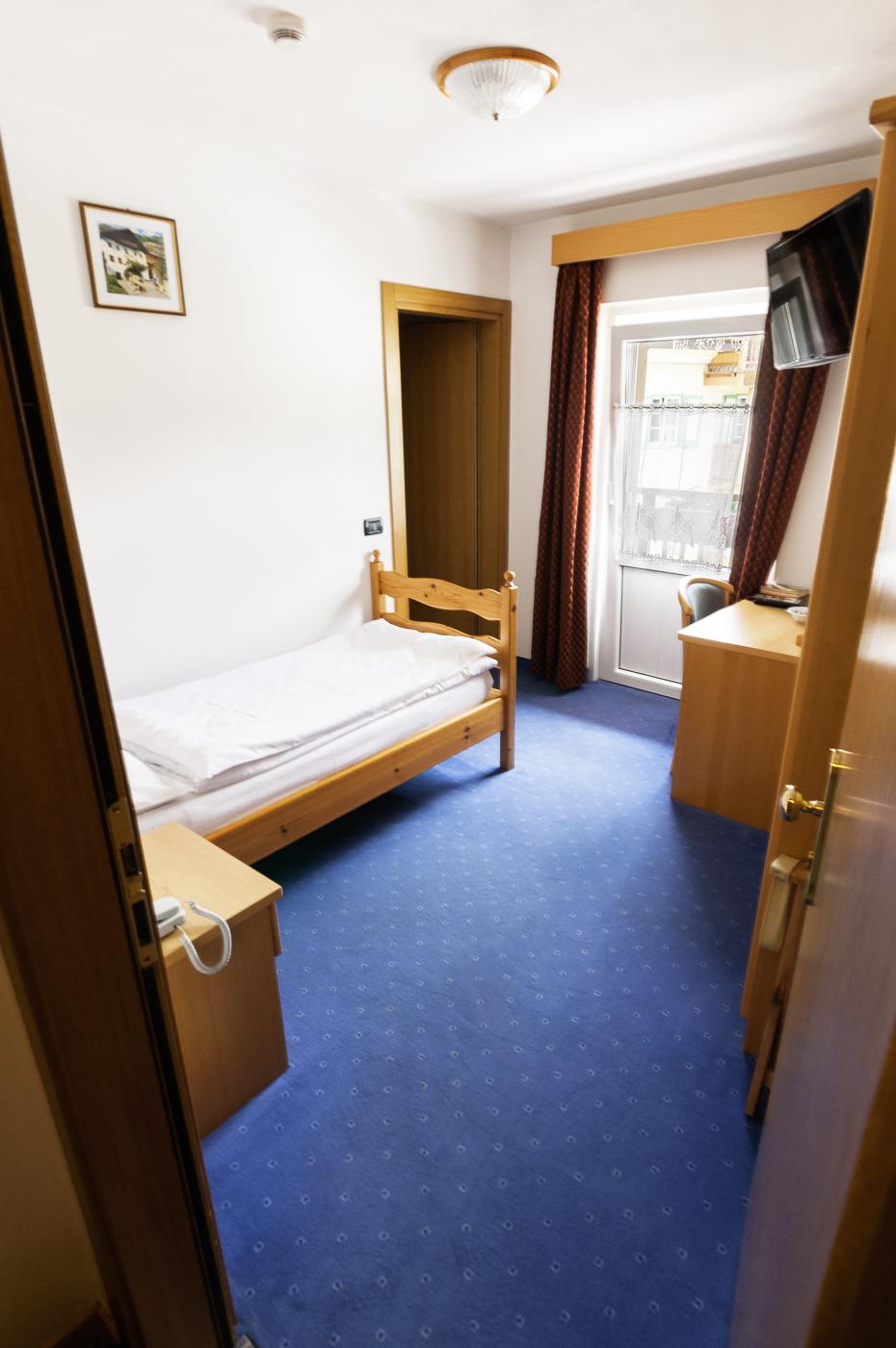Single room, shower
