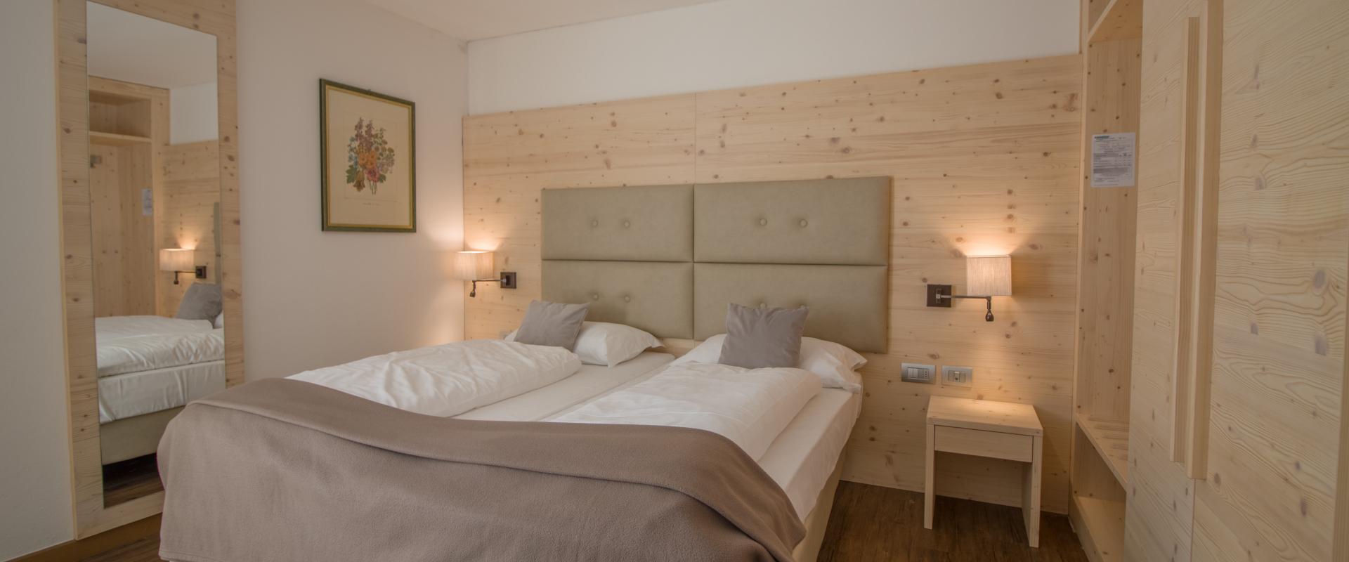 4-bed room, bathtub, deluxe
