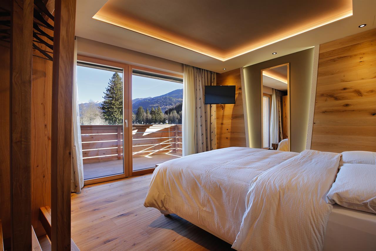 Suite, shower, toilet, facing the mountains