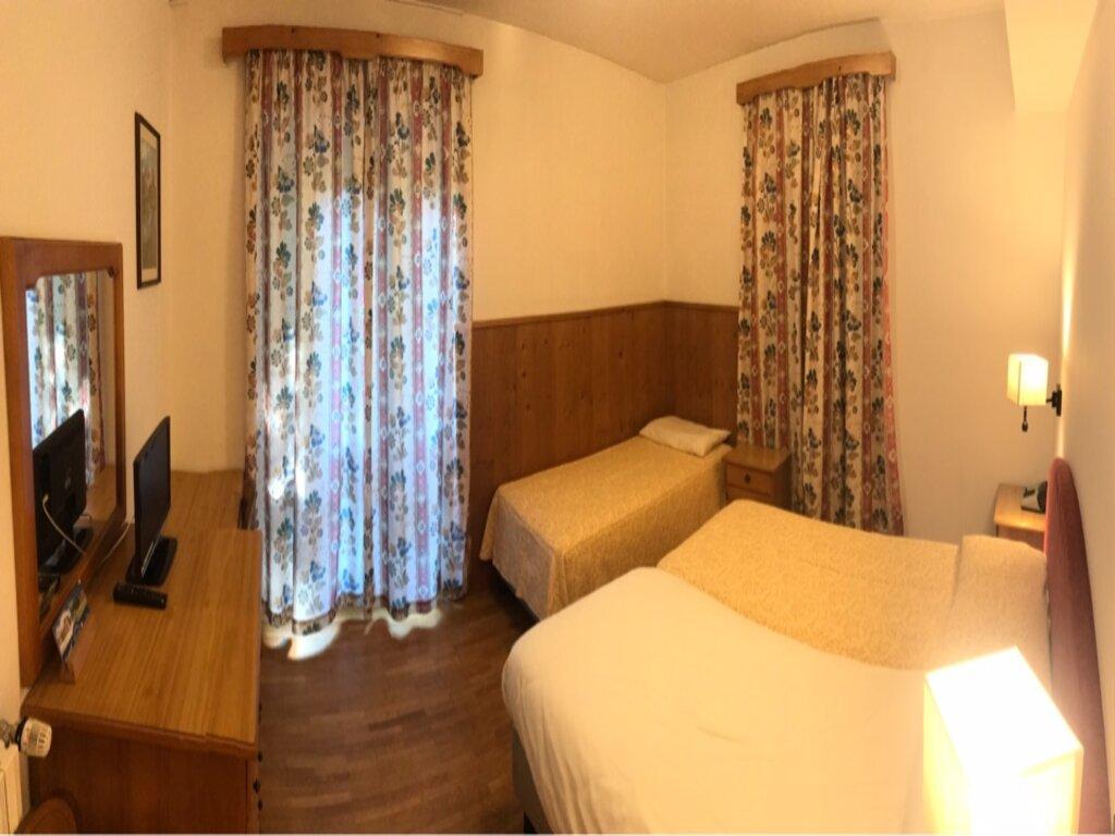 Triple room, shower or bath, toilet, economy