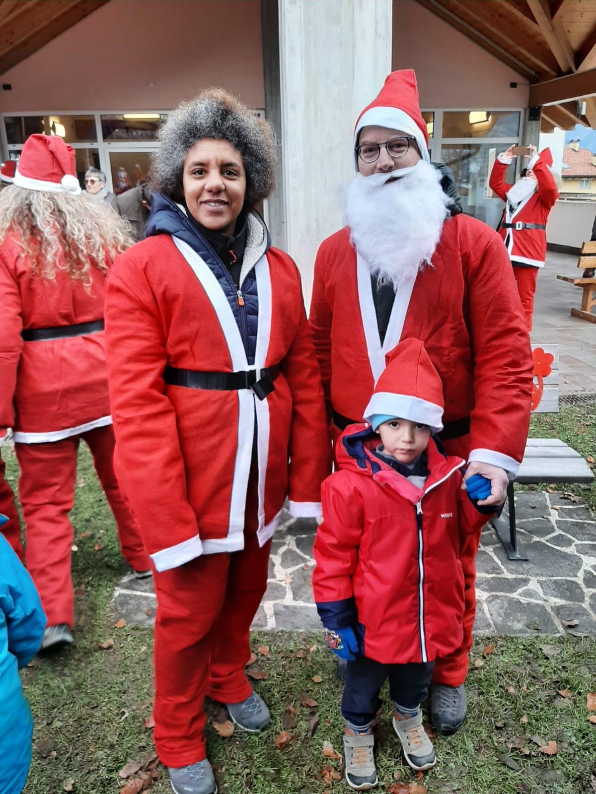 La corsa dei Grinch e dei Babbi Natale