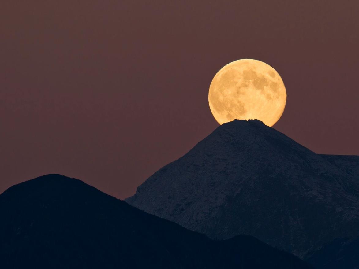 Sorge la luna sull'Ama Dablam