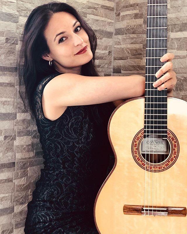 Anabel Montesinos, chitarra.