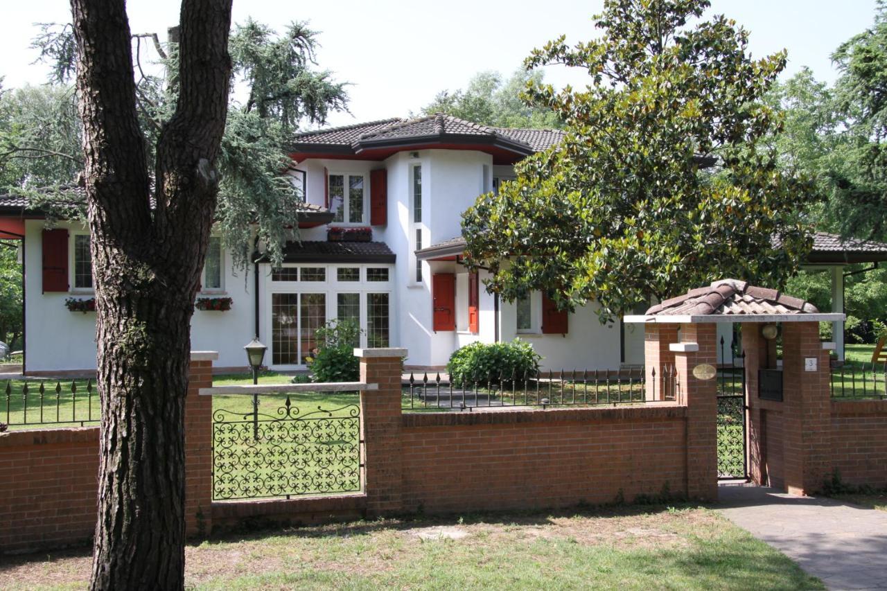 VANESSA HOUSE
