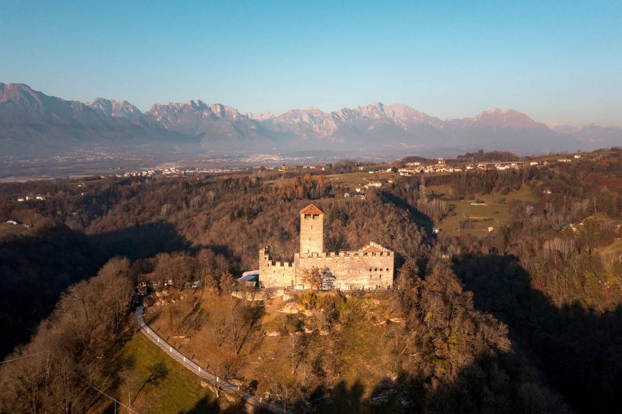 Dal lago di Busche al Castello di Zumelle